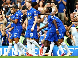Fotbalisté Chelsea se radují z gólu Morgana Rogerse.