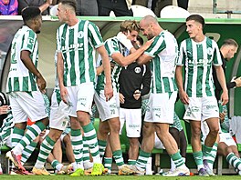 Fotbalisté Bohemians se radují z gólu �imona �erného.