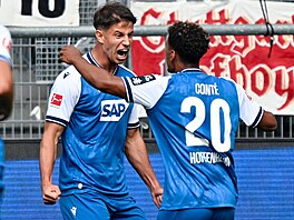 Fotbalisté Hoffenheimu se radují z gólu Adama Hlo�ka.