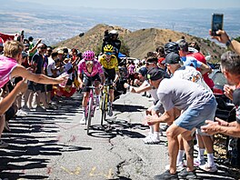 Ekvádorský cyklista Richard Carapaz (EF) se po útoku ve stoupání na El Purche...