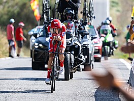 �pan�lský cyklista Enric Mas z Movistaru prolet�l �asovkou v rámci 18. etapy...