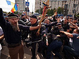 Rumun�tí pastý�i a zem�d�lci se p�i demonstraci v Bukure�ti st�etli s policií....