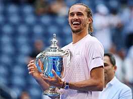 N�mecký tenista Alexander Zverev pózuje s trofejí pro �ampiona US Open.