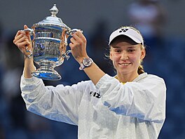Jelena Rybakinová pózuje s trofejí pro �ampionku US Open.