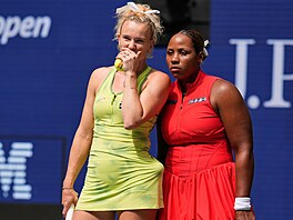 Kate�ina Siniaková a Taylor Townsendová se domlouvají v deblovém finále US Open.