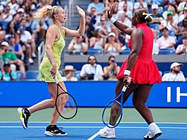 Kate�ina Siniaková s Taylor Townsendovou se hecují v deblovém finále US Open.