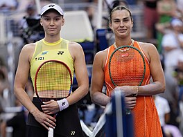 Jelena Rybakinová (vlevo) a Aryna Sabalenková p�ed finále US Open