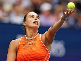 Aryna Sabalenková podává ve finále US Open.