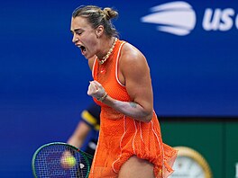 Aryna Sabalenková se hecuje ve finále US Open.