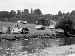 Stanový tábor v zátoce Slapské p�ehrady. (1969)