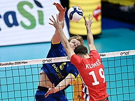 Jacob Ekman na ME volejbalist� sme�uje p�es blok Antonína Klime�e.