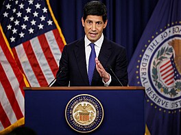 P�edseda Americké centrální banky Kevin Warsh po�ádá tiskovou konferenci po...
