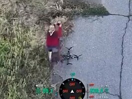 Ukrajinská seniorka zne�kodnila ruský dron pomocí cívky s optickým kabelem