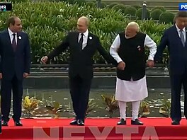 Zmatek na summitu BRICS: Putin se tla�il do st�edu, Modi ho málem porazil