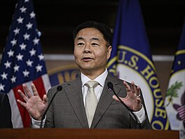 �len Sn�movny reprezentant� USA za Demokratickou stranu Ted Win-Ping Lieu. (4....