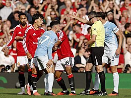 Zálo�ník Manchesteru City Phil Foden diskutuje s rozhod�ím Michaelem Oliverem...