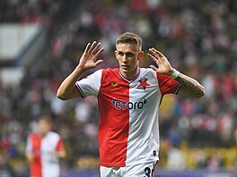 Wiktor Nowak ze Slavie slaví ve 20. minut� gól proti Teplicím.