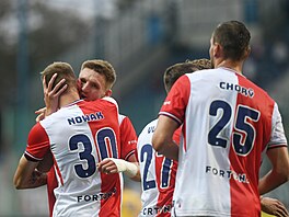 Wiktor Nowak slaví se spoluhrá�i ze Slavie gól do sít� Teplic.