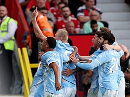 Úto�ník Manchesteru City Erling Haaland slaví se spoluhrá�i po p�ezkoumání...