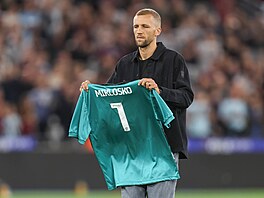 Tomá� Sou�ek s dresem zesnulého bývalého branká�e West Hamu Lu�ka Miklo�ka p�ed...