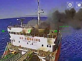 Ukrajinský dron zasáhl ruský tanker p�ímo p�ed vrtulníkem. Ten ho nedokázal...
