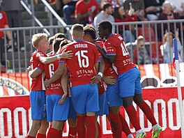 Hrá�i brn�nské Zbrojovky se radují z gólu Antonína Vaní�ka v brn�nském derby s...