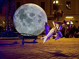 P�edstavení První krok divadelního souboru V.O.S.A. Theatre na nám�stí...