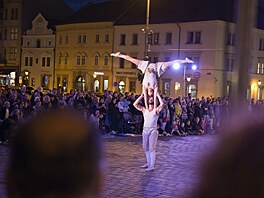 P�edstavení První krok divadelního souboru V.O.S.A. Theatre na nám�stí...