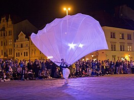 P�edstavení První krok divadelního souboru V.O.S.A. Theatre na nám�stí...