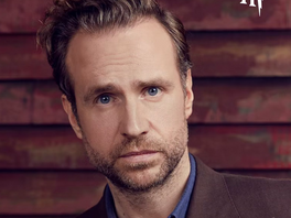 Rafe Spall bude v seriálu Harry Potter Arthur Weasley.