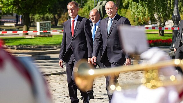 Babiš nabídl Bulharsku osm Skyfoxů. A varoval, že emisní povolenky zdraží život