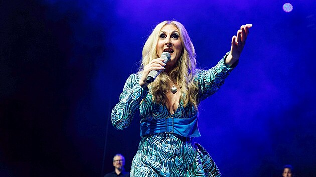 Celine the Show se zp�va�kou Lisou Harter
