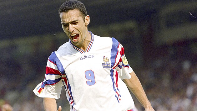 Youri Djorkaeff ve francouzském dresu nastoupil na Euru 1996 také proti �eské...