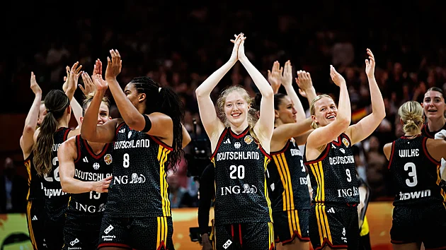 N�mecké basketbalistky slaví postup do semifinále MS v Berlín�. V pop�edí...