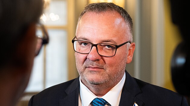 Ministr dopravy Ivan Bedn�rik (SPD) p�ich�z� na jedn�n� vl�dy. Ta m� na programu m� mimo jin� n�vrh z�kona o ochran� ve�ejn�ho zdrav�. (14. z��� 2026)