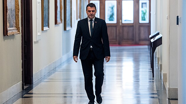 Ministr zahrani�� Petr Macinka (Motorist�) p�ich�z� na jedn�n� vl�dy. Ta m� na programu m� mimo jin� n�vrh z�kona o ochran� ve�ejn�ho zdrav�. (14. z��� 2026)