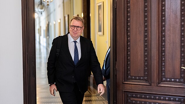 Ministr pr�ce Ale� Juchelka (ANO) p�ich�z�  na jedn�n� vl�dy. Ta m� na programu m� mimo jin� n�vrh z�kona o ochran� ve�ejn�ho zdrav�. (14. z��� 2026)