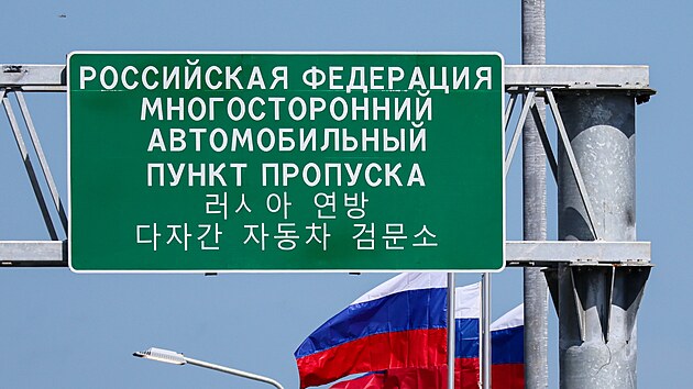 P�edn�, jde o prvn� �norm�ln� silni�n� hrani�n� p�echod, vytvo�en� dosud v d�jin�ch obou zem�. Most je konstruk�n� relativn� konven�n�, ale logisticky neobvykl� t�m, �e ho ka�d� zem� stav�la z vlastn�ho b�ehu a v�sledn� poloviny musely geometricky p�esn� nav�zat uprost�ed toku.