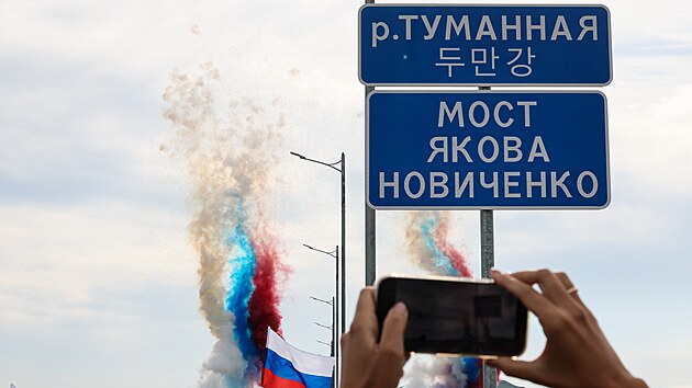 Na prvn� pohled by se mohlo zd�t ekonomicky neperspektivn� budovat spojen� mezi severokorejsk�m s�dlem s dvousettis�covou populac� a ruskou vesnic�, v n� v roce 2025 �ilo 444 obyvatel. V�znam dopravn� infrastruktury tu ale p�esahuj� jin� c�le.