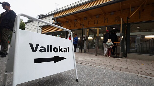 Lid� vstupuj� do volebn� m�stnosti b�hem parlamentn�ch voleb ve m�st� Nacka nedaleko Stockholmu. (13. z��� 2026)