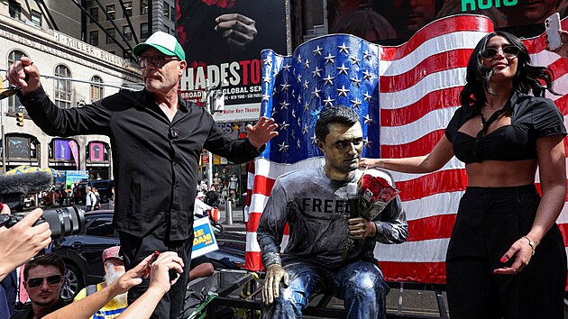 Na newyorsk�m Times Square odhalili sochu konzervativn�ho aktivisty Charlieho Kirka p�i p��le�itosti prvn�ho v�ro�� jeho �mrt�. (10. z��� 2026)