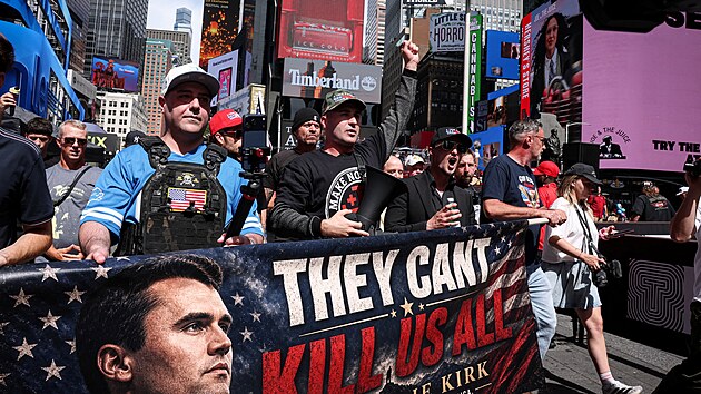 Na newyorsk�m Times Square odhalili sochu konzervativn�ho aktivisty Charlieho Kirka p�i p��le�itosti prvn�ho v�ro�� jeho �mrt�. (10. z��� 2026)