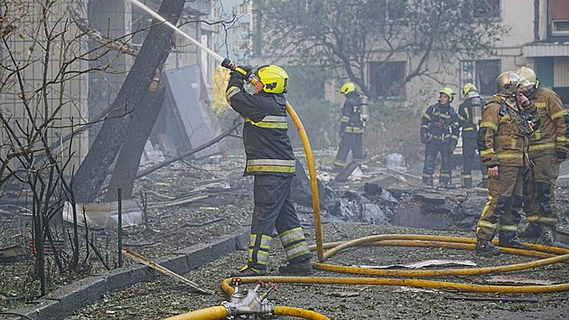 Hasi�i pracuj� u obytn�ho domu v Kyjev� zasa�en�ho rusk�m dronem. (9. z��� 2026)