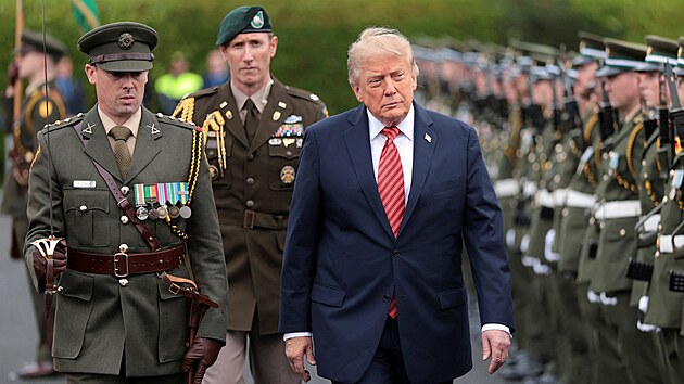 Americk� prezident Donald Trump se ��astn� uv�tac�ho ceremoni�lu v prezidentsk�m pal�ci v Dublinu. (12. z��� 2026)