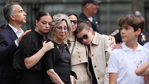 Ameri�an� si v New Yorku p�ipom�naj� 25. v�ro�� teroristick�ch �tok� z 11. z���. (11. z��� 2026)