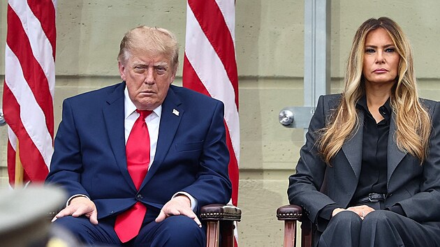 Americk� prezident Donald Trump se u Pentagonu ��astn� piety za ob�ti teroristick�ch �tok� z 11. z��� 2001. Na sn�mku je spolu s man�elkou Melani�. (11. z��� 2026)