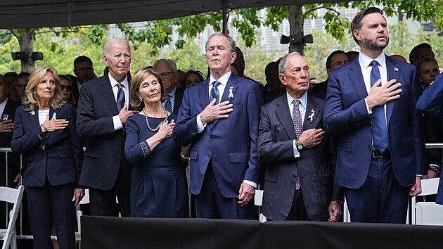 �pi�ky americk� politiky dorazily na pietn� ceremonii v New Yorku v�novanou ob�tem teroristick�ch �tok� z 11. z��� 2001. Vlevo stoj� b�val� prezident Joe Biden spolu s man�elkou Jill, n�sleduje b�val� prezident George W. Bush s chot� Laurou, b�val� starosta New Yorku Michael Bloomberg a viceprezident J.D. Vance. (11. z��� 2026)