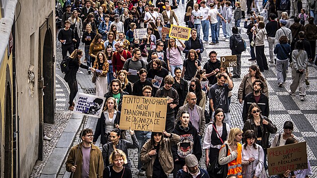 Studenti a vyu�uj�c� Filozofick� fakulty Univerzity Karlovy vyrazili na protestn� pochod proti chystan�m zm�n�m. P�ij�t o m�sta mohou n�kte�� zam�stnanci, ohro�eny jsou i cel� obory. (10. z��� 2026)