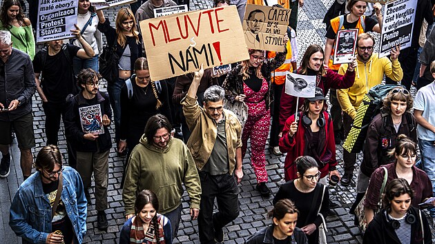 Studenti a vyu�uj�c� Filozofick� fakulty Univerzity Karlovy vyrazili na protestn� pochod proti chystan�m zm�n�m. P�ij�t o m�sta mohou n�kte�� zam�stnanci, ohro�eny jsou i cel� obory. (10. z��� 2026)
