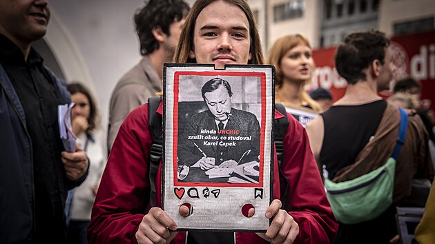 Studenti a vyu�uj�c� Filozofick� fakulty Univerzity Karlovy vyrazili na protestn� pochod proti chystan�m zm�n�m. P�ij�t o m�sta mohou n�kte�� zam�stnanci, ohro�eny jsou i cel� obory. (10. z��� 2026)